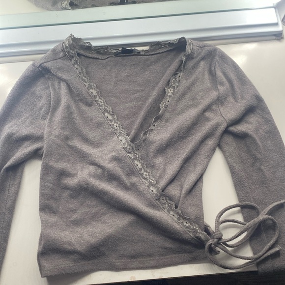 Super cute simple low cut cropped long sleeve too, Size small - Picture 1 of 3